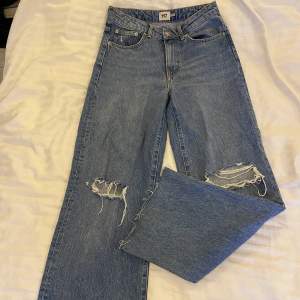 Coola jeans som är vida ner till, inte använda på länge, därför säljs dom.:)