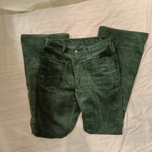 Vintage manchesterbyxor  - Säljer dessa fina flared manchesterbyxor som gjordes på 70-talet och som aldrig har använts! De är 80 cm i midjan och 85 i längden vilket motsvarar typ S/M, men har även en storlek mindre och några storlekar större, så det är bara att höra av sig!💗