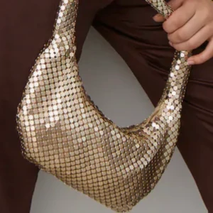 Guldig väska - Säljer denna snygga väskan från Zara. Bara använd en gång så nyskick :)  Kan skicka fler bilder och pris går o diskutera!