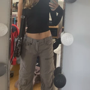 Cargopants - Sjukt snygga gråa lågmidjade cargopants:) säljer för att de inte kommer till användning 