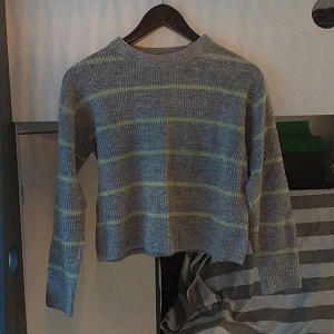 Grå randig tröja  - Säljer grå stickad tröja i super skönt material. Knappt använd och helt noprfri