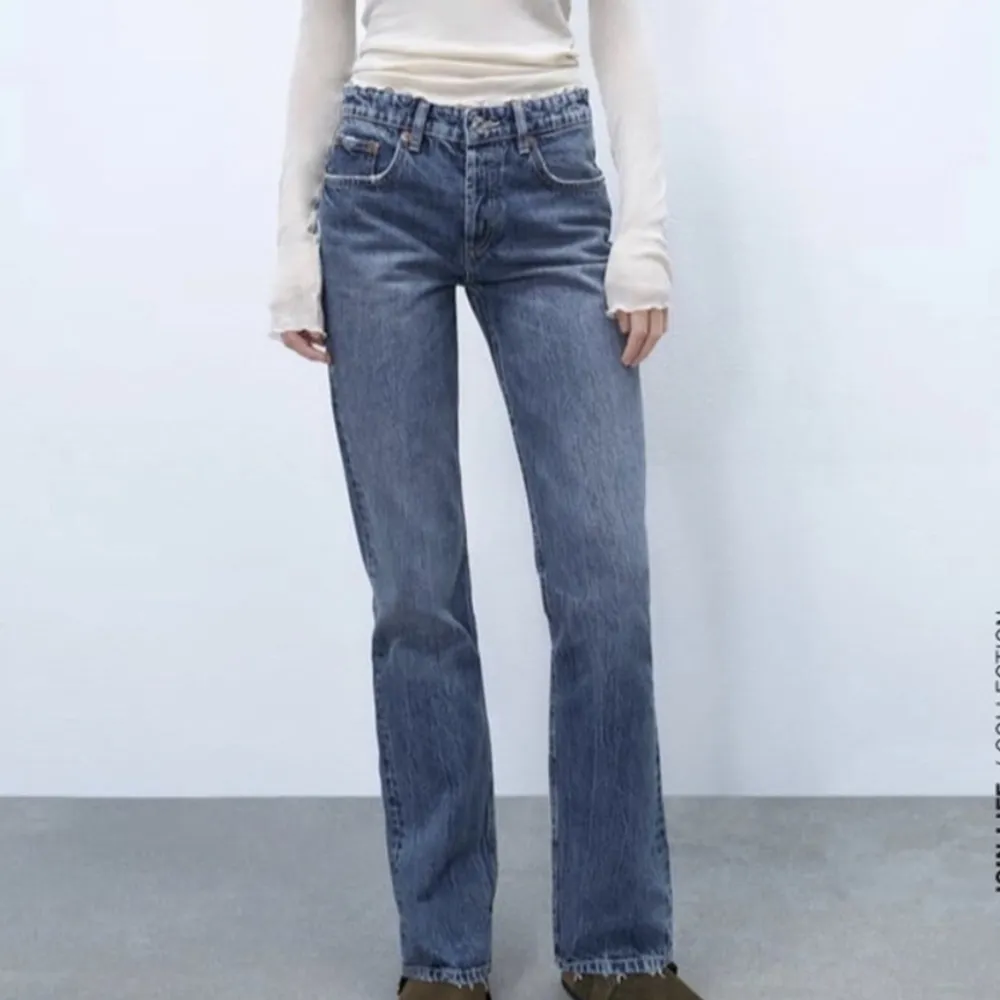 Säljer mina Zara jeans! Storlek 34, passar mig som är 165❤️‍🔥. Jeans & Byxor.