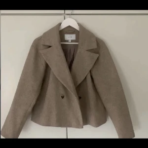 Beige kappa - Säljer denna fina korta kappan, i bra skick.
