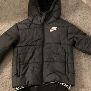 Säljer denna Nike jackan, som bara är andvända några få gånger förra vintern. Säljer då den inte kommer till andvändning. Storlek M