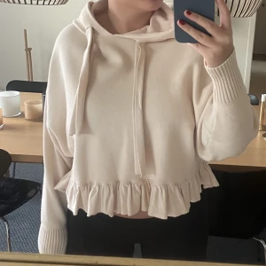 Zara stickad hoodie🫶🏻 - Världens gulligaste stickade hoodie från zara med volanger längst ner🥺storlek S och jättebra skick! 