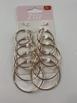 Guld örhängen  - Kollar om det finns något intresse av dessa örhängen i guld. De är från dollarstore och ett par saknas. Säljer alla för 10kr + frakt 