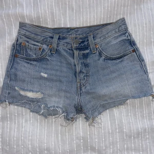 Levi’s shorts - Shorts från Levi’s i modellen 501🤍 Jättefina till sommaren och satt lågt i midjan på mig💗