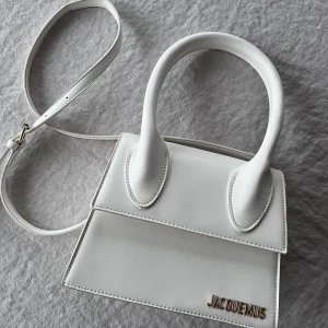 Jacquemus väska - Kopia! Dock mycket realistisk! Största storleken av modellen. Ca 20-25 cm bred.  Något skav finns, skickar gärna mer bilder.  Köpt för ca 800 kr.