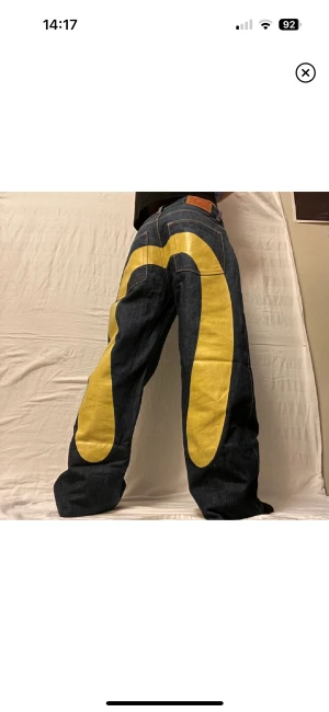 evisu jeans gul - feta evisu jeans! Innerbenslängd: 72,5 cm men dem är uppsydda 11cm (se bild 3). Midjemått rakt över: 39cm, står size 29. Sparsamt använda och i väldigt bra skick, inga tecken på slitning eller användning. Skriv för fler bilder.