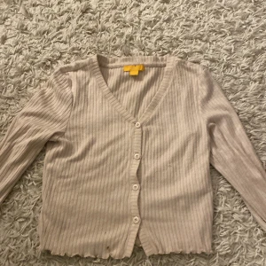 Kofta/tröja från Gina - Jag säljer min tröja/ kofta från Young gina som jag inte använder längre. Nypris: 119kr 