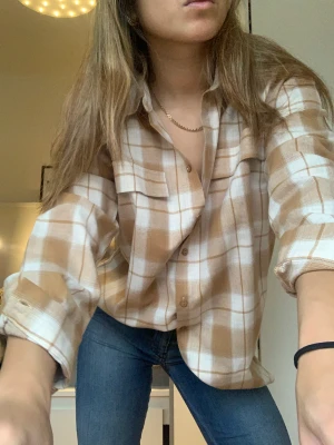 Skjorta - Mjuk skjorta i 100% bomull. Strl. XS. Aldrig använd. Nypris: 499 kr