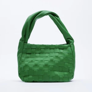 Grön zara väska - Helt oanvänd zara väska skriv om du vill ha egna bilder 