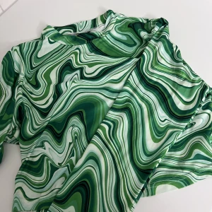 Långärmad topp - Y2k stil! Liten i storlek! Mer som en M. Som ny. Croppad modell. NU 55kr!