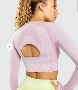 Crop top  - Croppad träningströja från gymshark. Jättefin passform & väldigt fin rygg 😍 fint skick  Nypris: 449 Mitt pris: 200