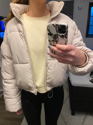 Puffer jacka - Fin och trendig Puffer jacket från Hm. Fint skick och i benvit/beige färg. Pris kan diskuteras vid snabb affär