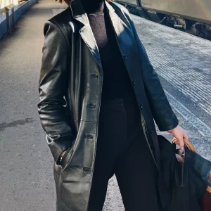 Superfin längre skinnjacka - Säljer denna gudomliga skinnpajen pga den tyvärr får för lite av den kärlek den förtjänar! 🥺 Storlek 38 och väldigt figurnära, slutar precis ovanför knäna på mig som är 173 lång 🫶🏼 Fina detaljer och bra material!⚡️ 