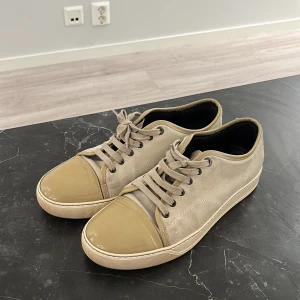 Lanvin skor - Säljer dessa sjukt snygga Lanvin skor i size UK8 vilket motsvarar 43🤌🏼mycket fint skick, skicka ett meddelande vid frågor! Mvh.