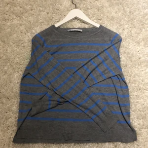 Snygg tröja från Zara - En sjukt snygg blårandig tröja från Zara. En liten fläck men absolut inget man tänker på, därför säljs den billigt💙