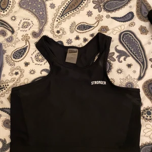 Sport topp - Svart soprttopp från stronges i storlek small. Säljer den för 150 kr, köpte den för 399 kr!! 