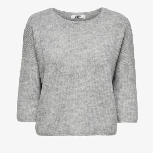 Stickad T-shirt  - Superfin grå stickad T-shirt eller 3/4 tröja. Från jdy och är knappt använd, använd Max 2 gånger och ser helt ny ut. Stickad inte vad jag upplever. Skriv för fler bilder! Nypris 300kr. TRYCK EJ PÅ KÖP DIREKT!!!