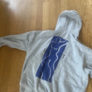 Sweet Sktbs hoodie - En fin sweet sktbs hoodie som jag knappt andvänt. Jag säljer p.g.a. att den är för stor för mig. Den är Storlek M men är även designad att sitta lite oversize så den skulle kunna passa någon med storlek L också. Pris kan diskuteras vid snabb affär