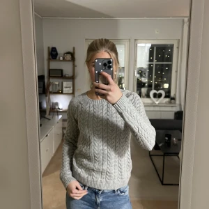 Kabelstickad tröja - Jag säljer en grå kabelstickad tröja från Crocker i storlek XXS, mer som en XS.  Använt 1-2 gånger så den är i mycket fint skick!  Säljer för 150 kr + frakt. (Köparen står för frakt själv)