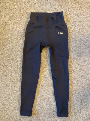 Iciw tights med scrunch  - Iciw tights med scrunch baktill, endast provade. Så tightsen är i nyskick, de är i stl S. Nypris 699kr tänker mig 300kr + frakt