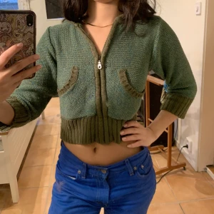 Grön stickad hoodie - En croppad hoodie med dragkedja och luva. I stickat material och i barnstorlek från lindex. Jag som är xs/s kan ha den, men blir kort i ärmarna. 💓