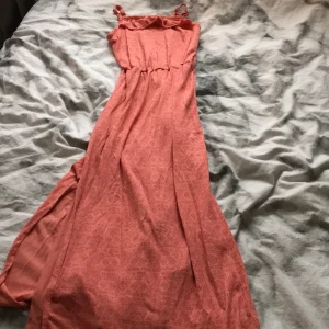 Klänning  - Jättefin klänning som nog skulle passa någon som är 145-150cm jättebra skick och köparen står för frakt😚