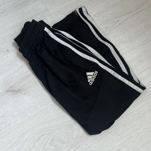 Adidas storlek 5-6 år  - Adidasbyxor i storlek 5-6 år.  Använda men i fint skick. Hela och rena. 
