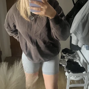 Nike hoodie - Säljer denna as snygga bruna vintage nike hoodin. Skönt och mjukt material och endast använd ett fåtal gånger.