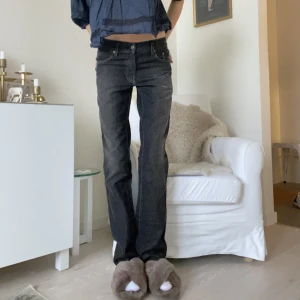 Grå jeans - Så sjuuukt snygga lågmidjade jeans!! Jag är 175 lång och har normalt s eller 36 i byxor❤️❤️