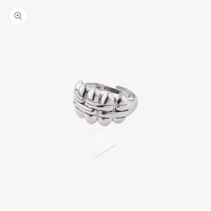 säljer denna populära pilgrim ring som är svår att få tag på! Använd två gånger och är i nyskick❣️