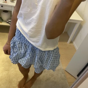 Volangkjol - Söt liten rutig blå kjol från H&M som blir jättefin i sommar 