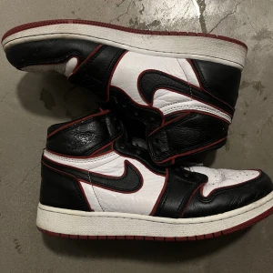 Jordan 1s bloodline - Sparsamma använda och var en limited edition BloodLine. 