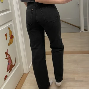 Raka jeans - Jättefina raka jeans som jag tycker är lite för korta och tighta på mig. Jag är 170 lång och storlek M/38. Passar nog någon lite kortare och med mindre storlek.