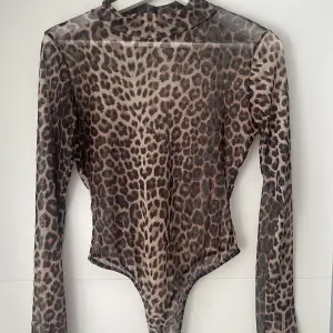 En genomskinlig leopard färgad body från Boohoo. Strl L men är lite mindre i storleken så skulle rekommendera till en M. Använd 2 ggr väldigt fint skick. Köparen står för frakt❤️