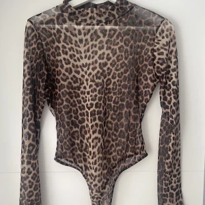 Genomskinlig leopard body - En genomskinlig leopard färgad body från Boohoo. Strl L men är lite mindre i storleken så skulle rekommendera till en M. Använd 2 ggr väldigt fint skick. Köparen står för frakt❤️