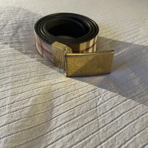 Burberry bälte - •Burberry bälte • 85cm • självklart äkta • meddela vid frågor