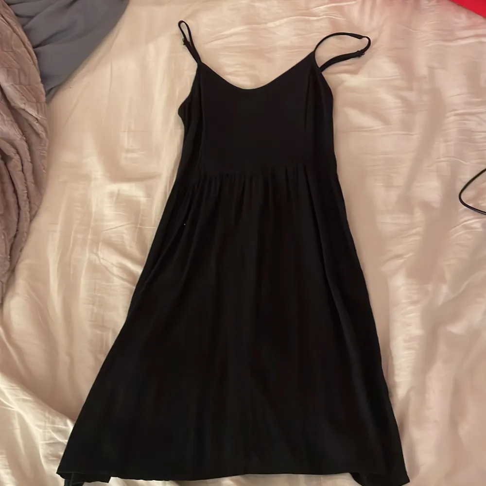 En basic fin svart klänning från hm💗justerbara band. Klänningar.