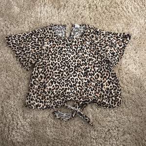 Barn blus med leopard mönster