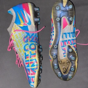 Nike phantom GT Elite (Limited edition) - Använda 1månad, inga skador utan bara färgändring pga konstgräs. Nypris 2800