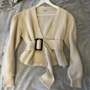 Kofta med skärp - Säljer denna såå fina o sköna mjuka koftan från NAKD💗 använd 3 gånger💗