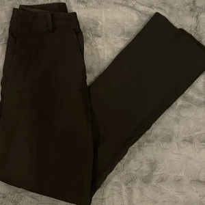 Vilma Kostymbyxa - Jag säljer mina favorit kostymbyxor från bikbok nu då dem inte passar längre, byxorna är ett år gamla men ändå i väldigt bra skick. Ny pris 400kr, köpare står för frakten