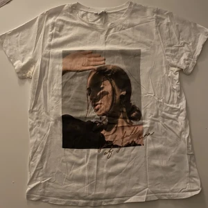 T-shirt vit med tryck - T-shirten är köpt på NewYorker för ca 2 år sedan. Mycket bekväm att ha på sommaren då den är tunn i materialet. Passar tonåringar och blir slät vid strykning. Priset kan diskuteras!