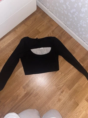 svart topp med vit spets - Svart tröja med vit under spets. Den är magtröja och elastisk. Det är M men skulle passa perfekt för S