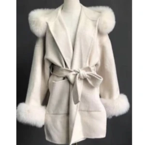 Kappa med päls - Säljer min fina cashmere kappan med äkta päls. Använd ett fåtal gånger, i väldigt bra skick. Nypris 3000kr. Den passar XS/S/M🤍