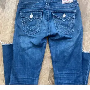 Säljer nu dessa så fina True Religion jeans! Jeansen är i bra skick och bara använda några enstaka gånger💘 Midjemåttet är 35cm rakt över och jeansen är perfekta i längden på mig som är 160cm💕 Bara att höra av sig vid frågor eller fler bilder på jeansen! 