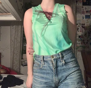 Tiedye linne  - Tiedye linne med knytning på framsidan. Grönblått, tråden är lila. Mjukt stretchigt tyg