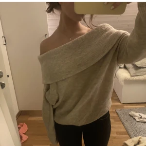 Offshoulder tröja - Är i S och passar mig bra i stl som brukar va en Xs vanligtvis☺️Är ljusar i färg än på bild❤️ Obs lånad bild!!
